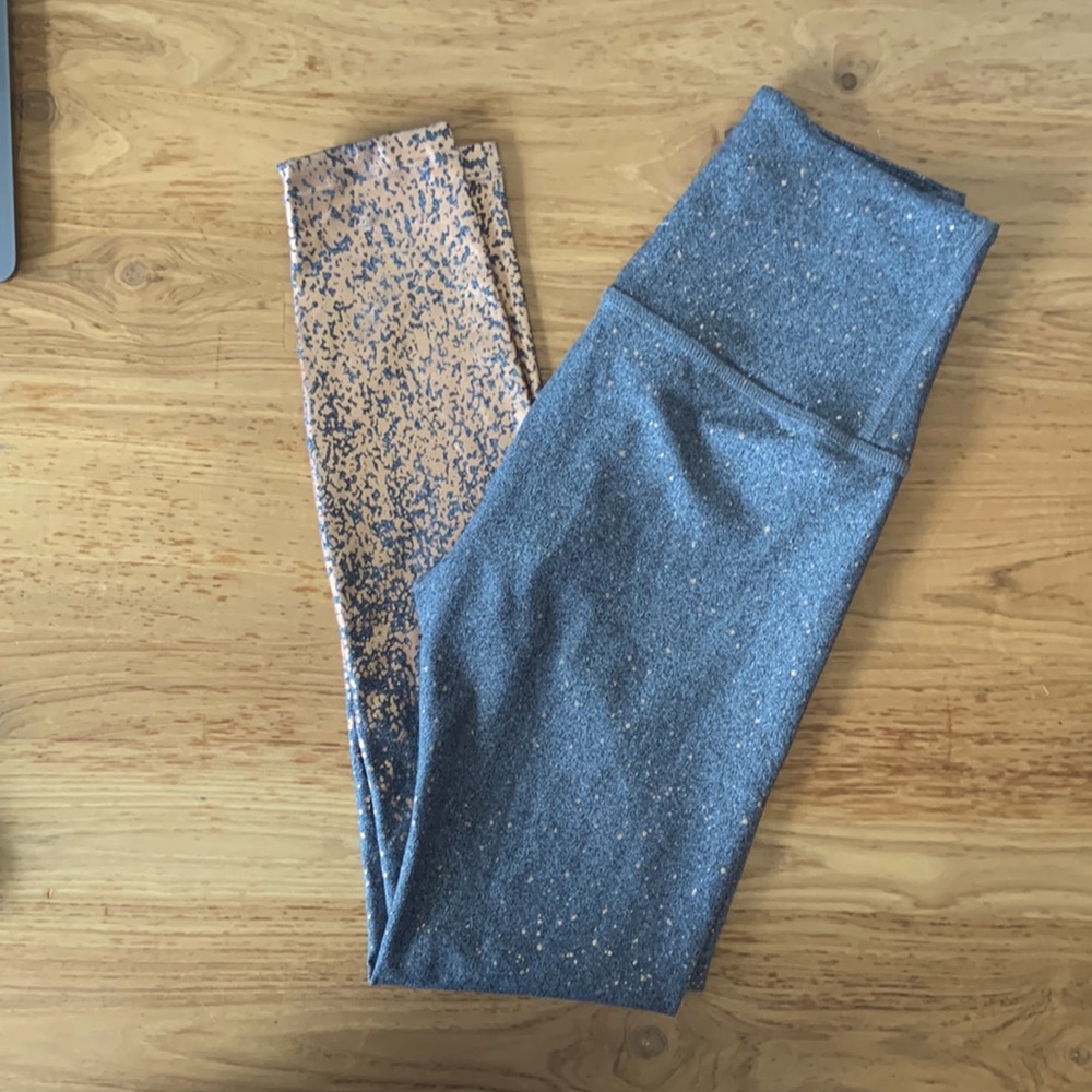 Beyond Yoga leggings. NWOT.
grey w/ gold ombré effect at
bottom. Size Small.